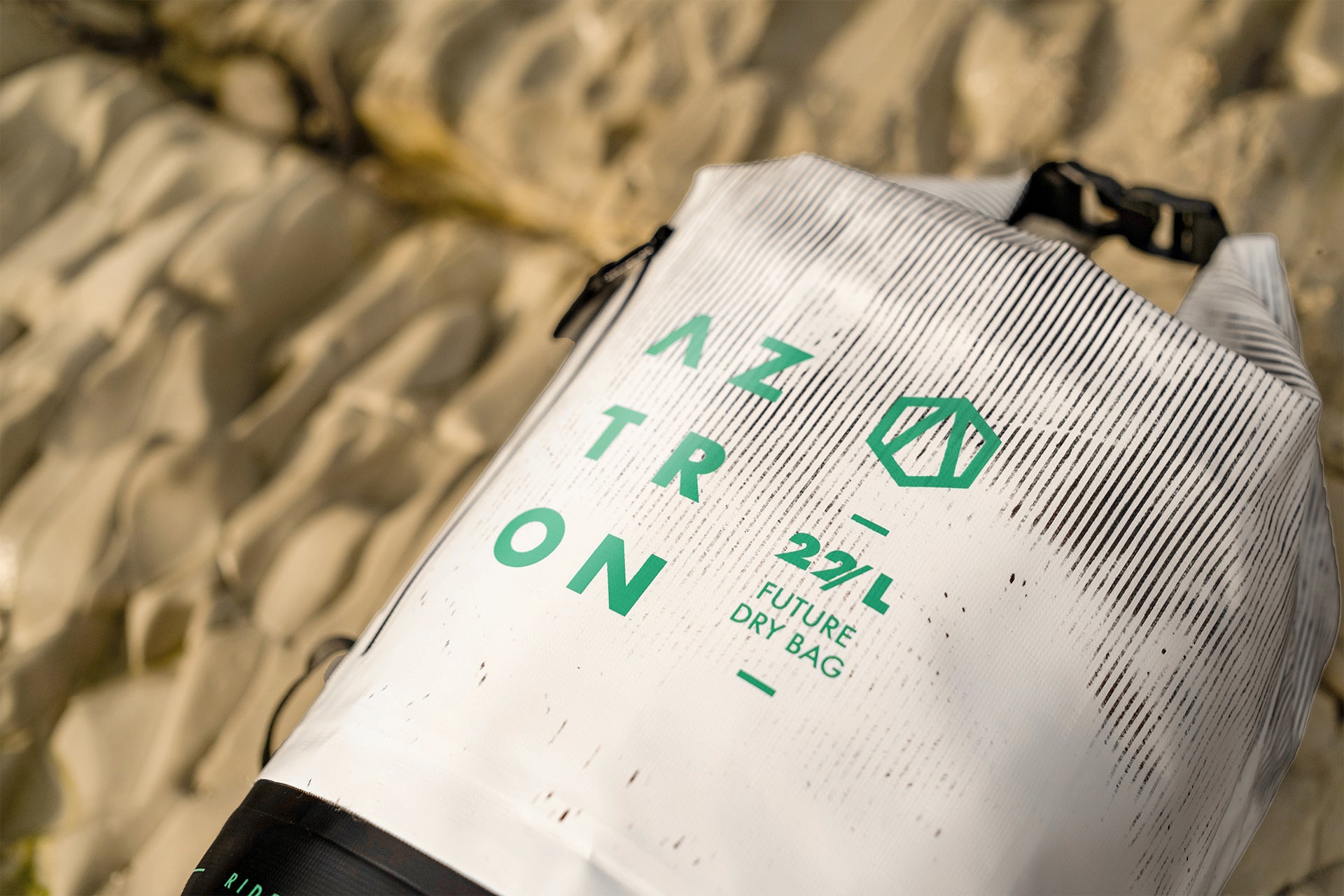 Aztron Dry Bag 22L σε outdoor χρήση